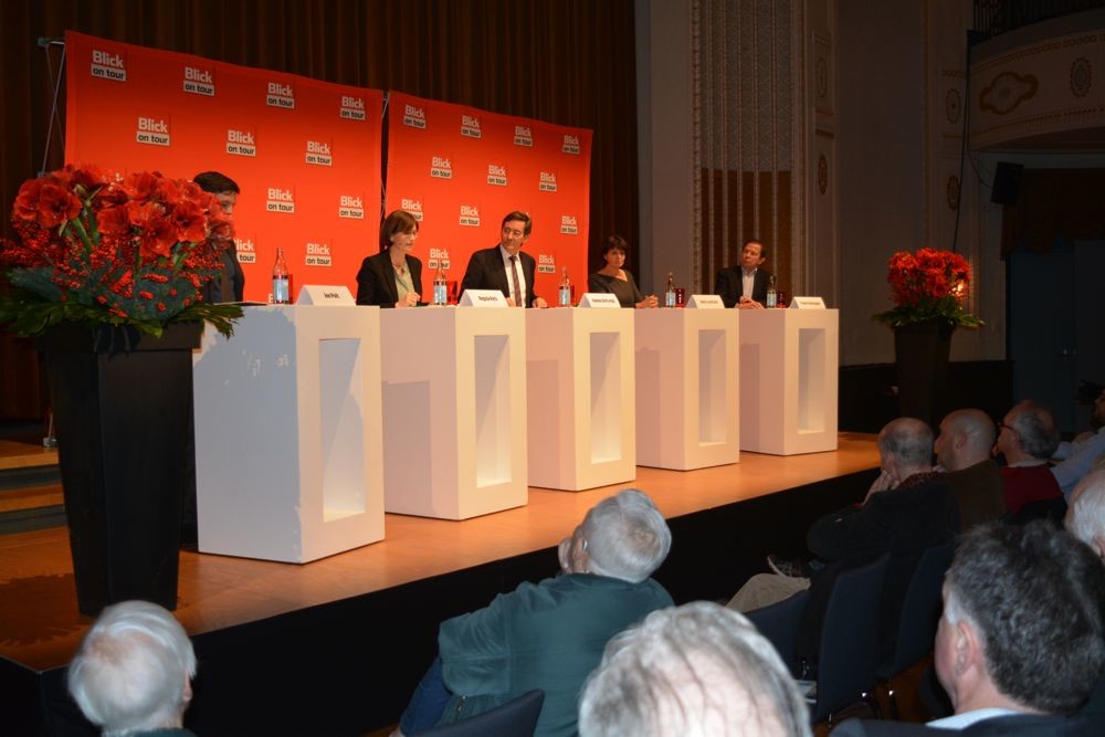 Das Podium mit den Gegnern und den Befürwortern des zweiten Gotthard-Strassentunnels.